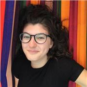 studentessa che offre aiuto per ripetizione e aiuto compiti per scuole elementari, medie e superiori